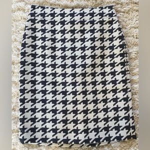 Banana Republic White and Grey Houndstooth pencil skirt size 0